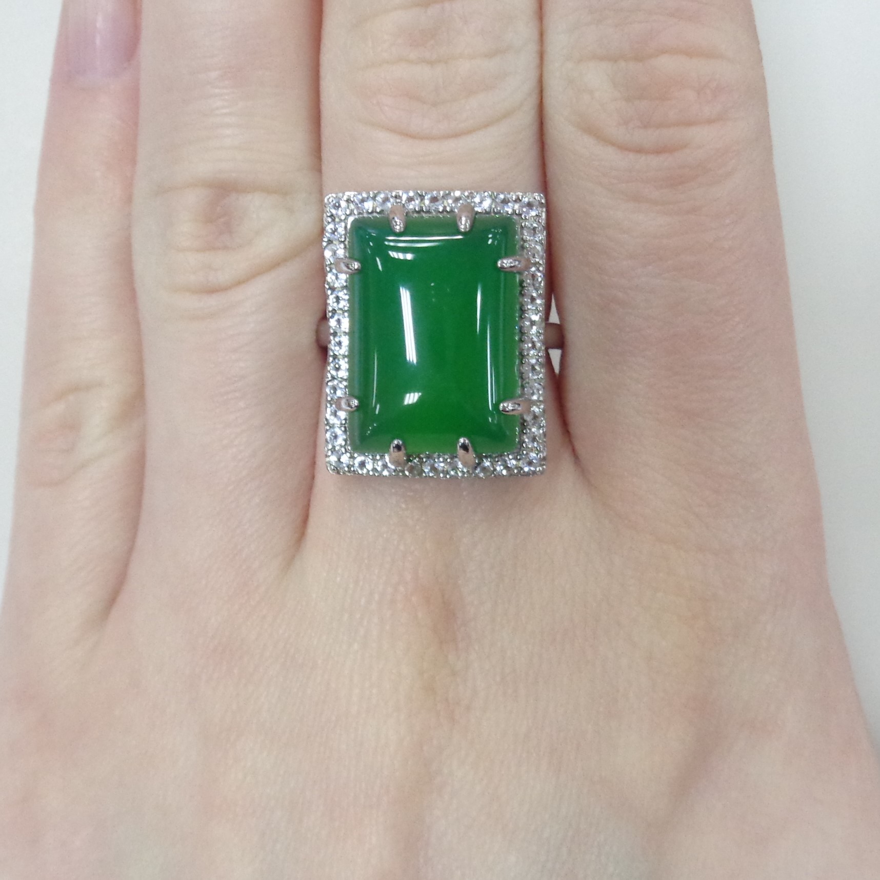 Серебряное кольцо с зеленым халцедоном